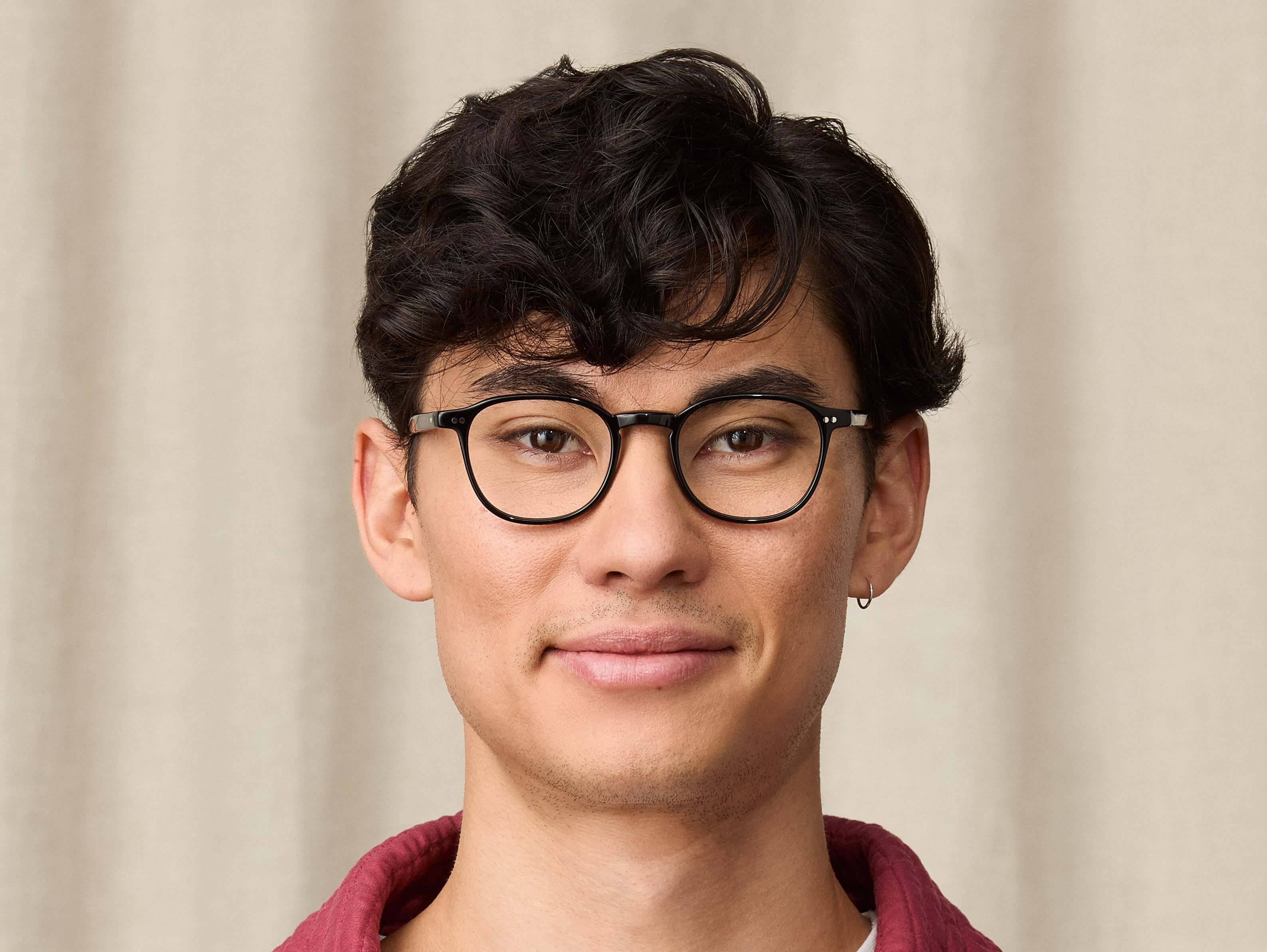 Model trägt Moscot Arthur in Größe 48, Farbe Black