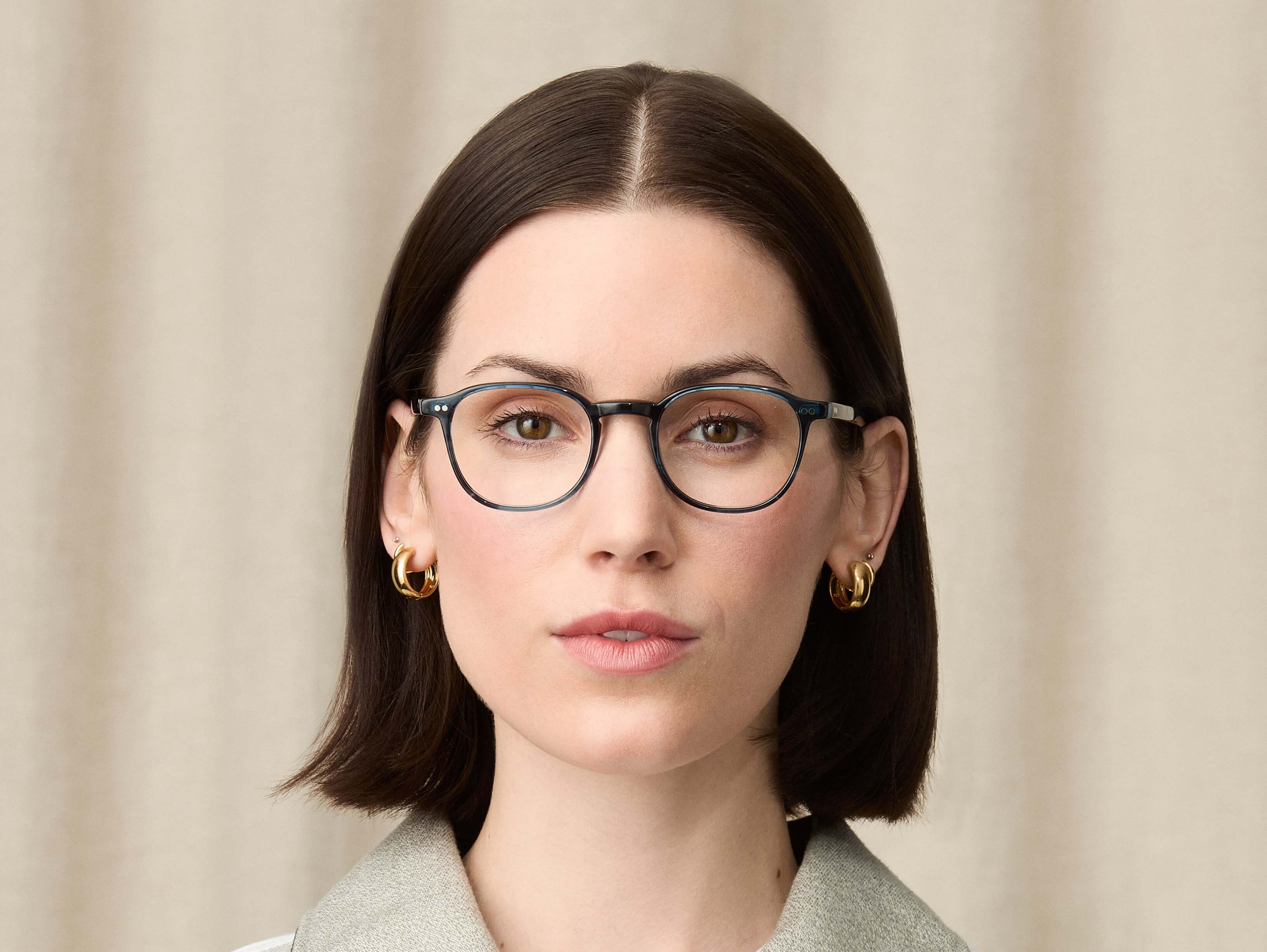 Model trägt Moscot Arthur in Größe 48, Farbe Ink
