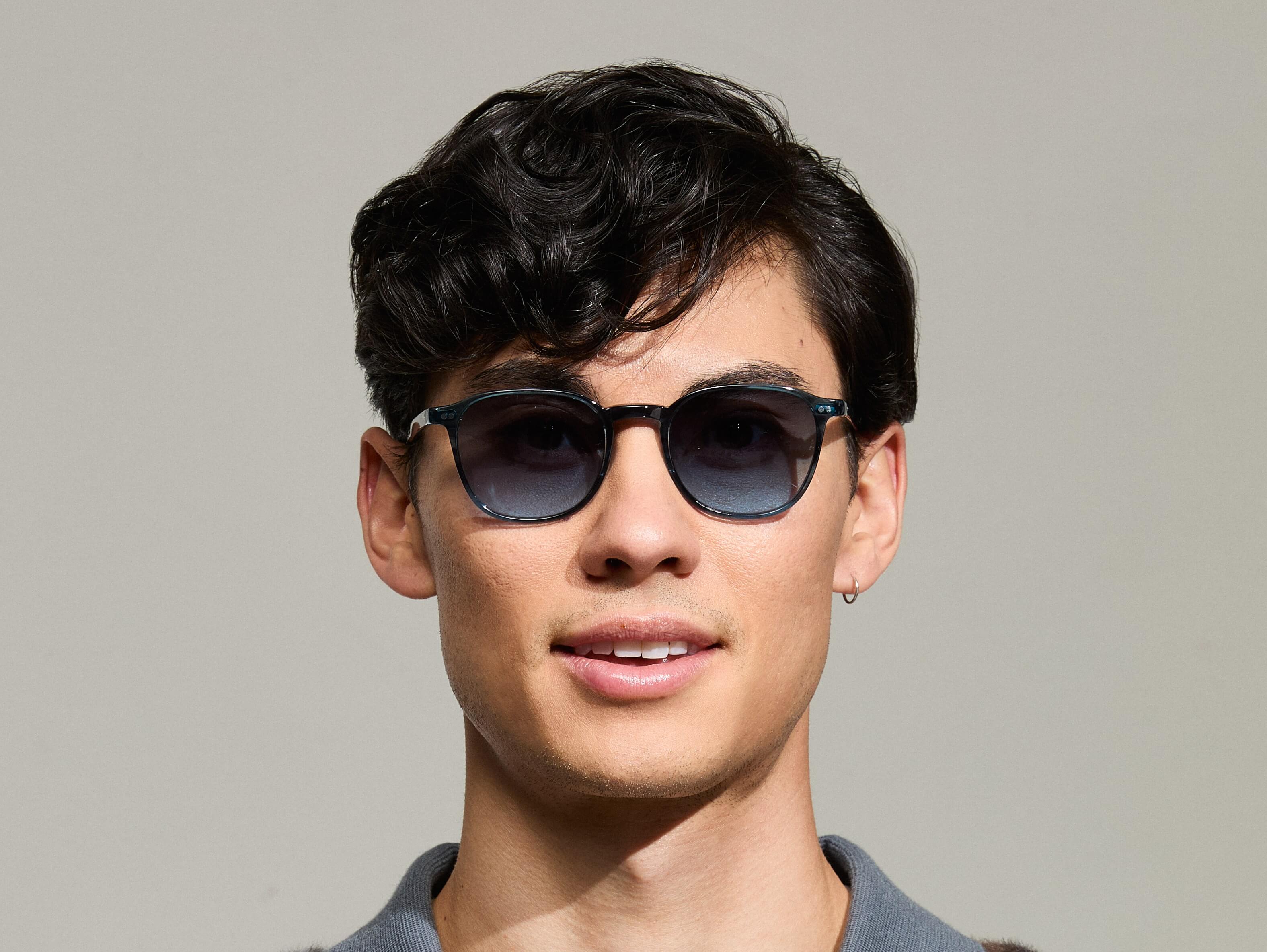 Model trägt Moscot Arthur Sun in Größe 51, Farbe Ink, Tönung Denim Blue