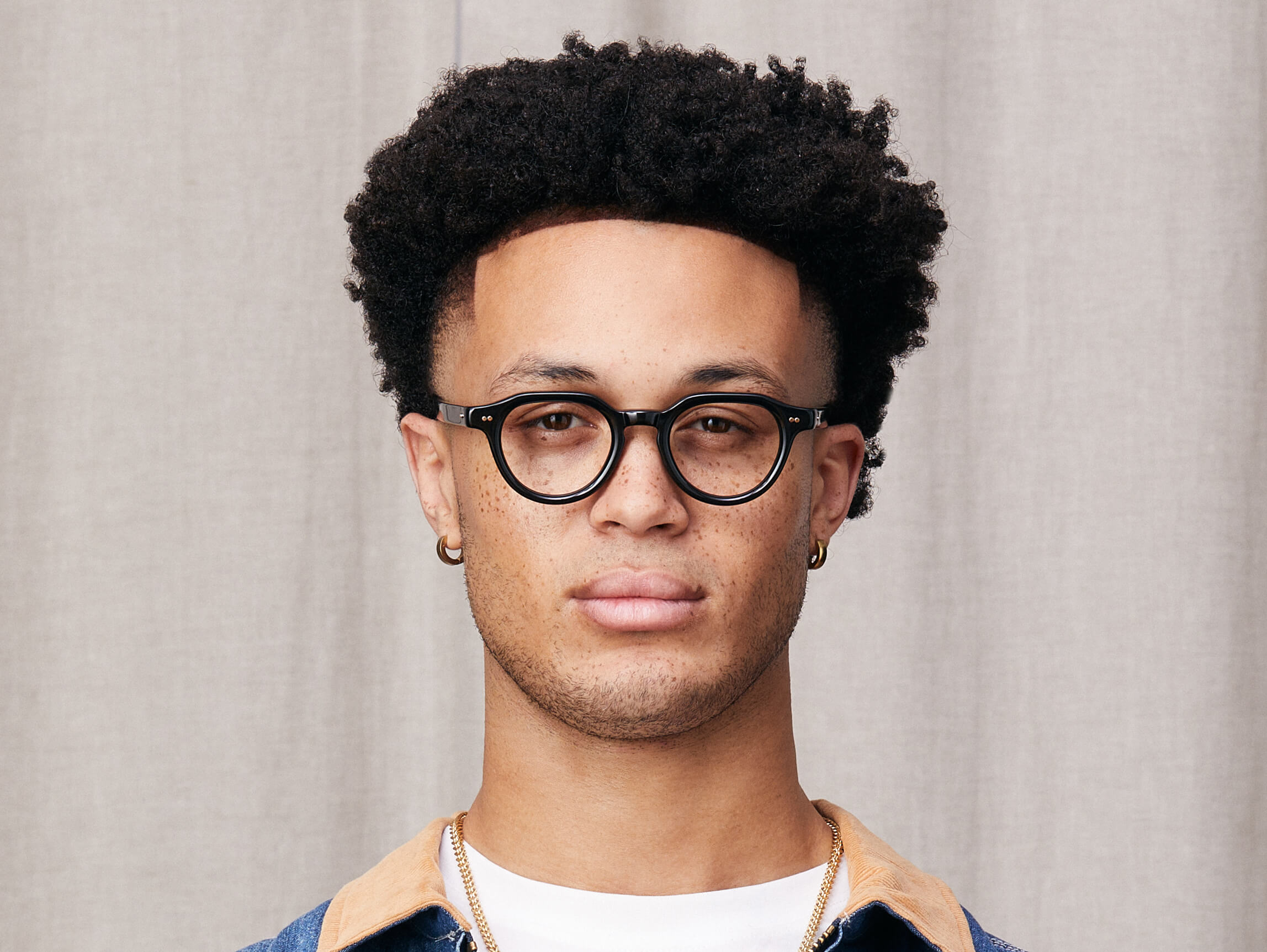 Model trägt Moscot Baitsim in Größe 45, Farbe Black
