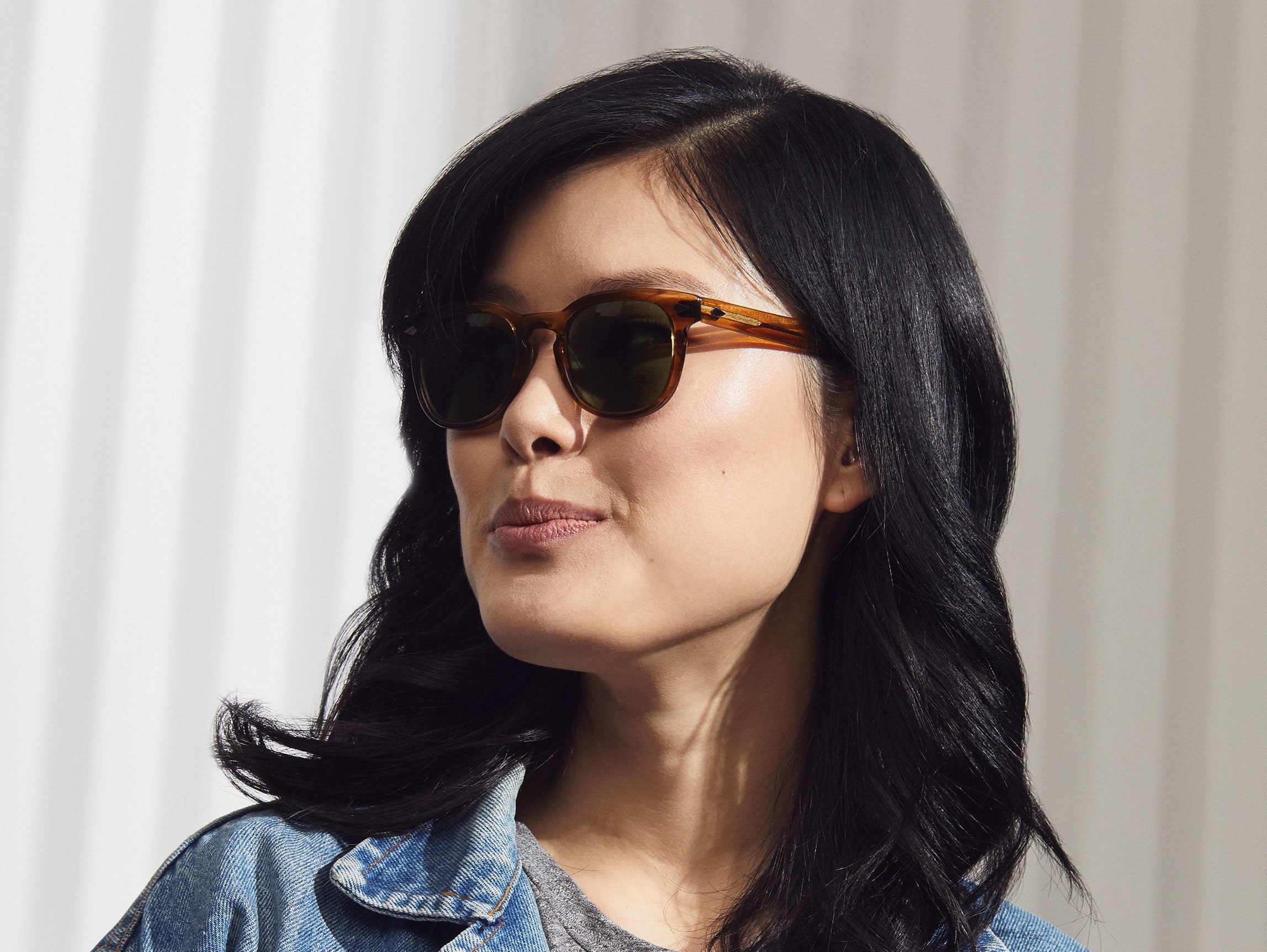 Model trägt Moscot Gelt Sun in Größe 49, Farbe Honey Blonde, Calibar Green Gläser