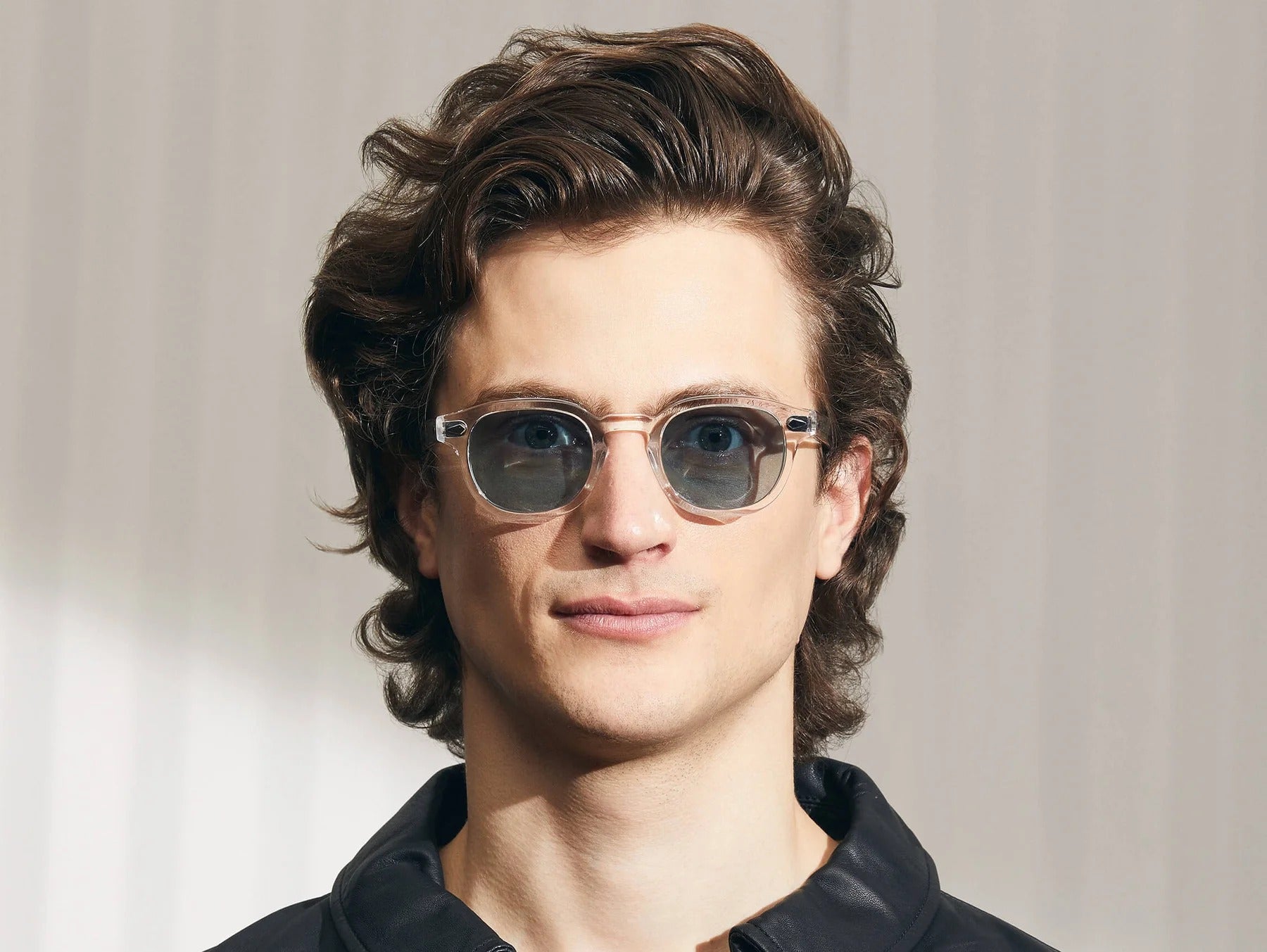 Model trägt Moscot Lemtosh-TT SE Sun in Größe 46, Farbe Crystal/Gold, Blue Gläser