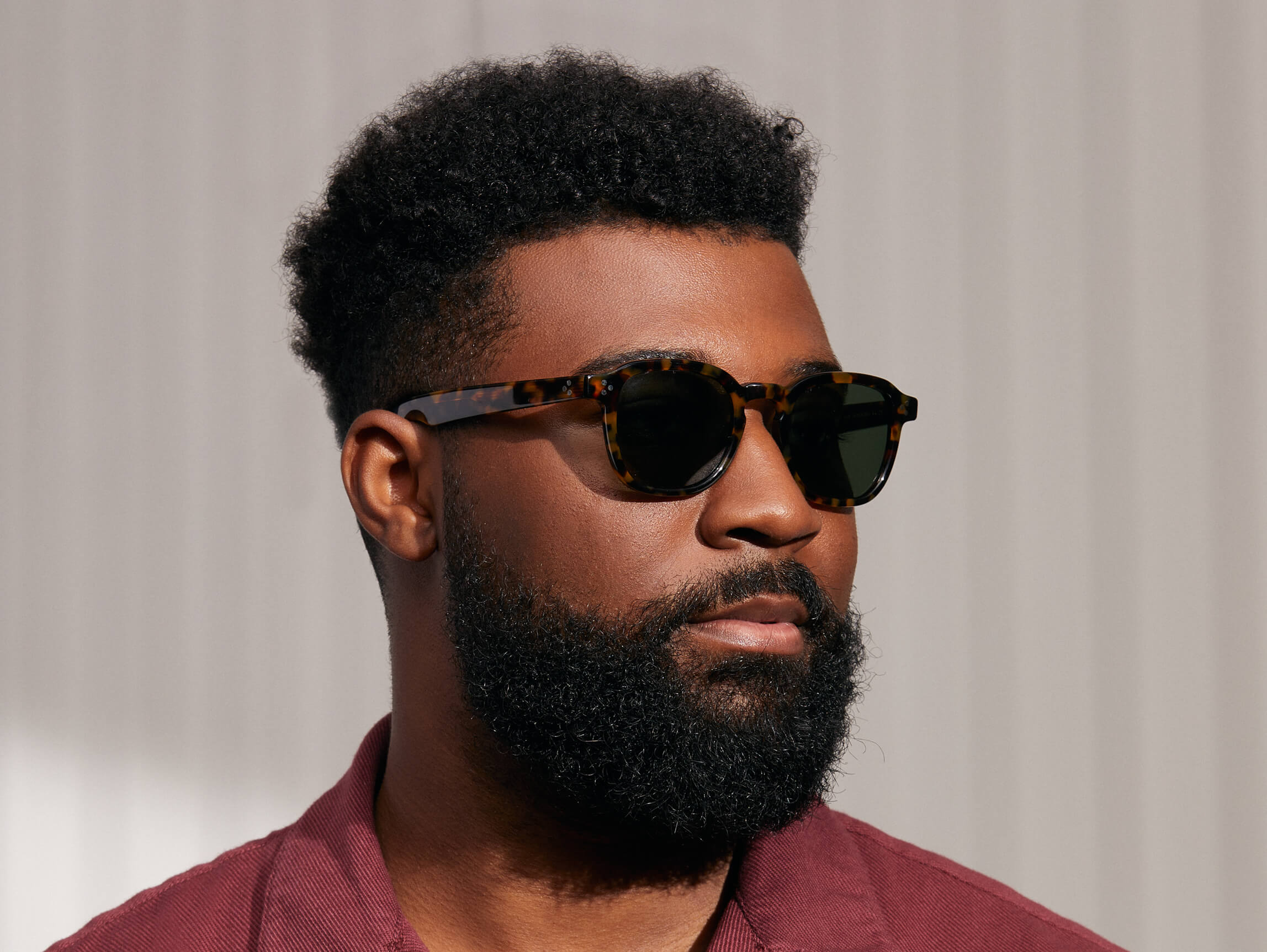 Model trägt Moscot Momza Sun in Größe 49, Farbe Tortoise, G-15 Gläser