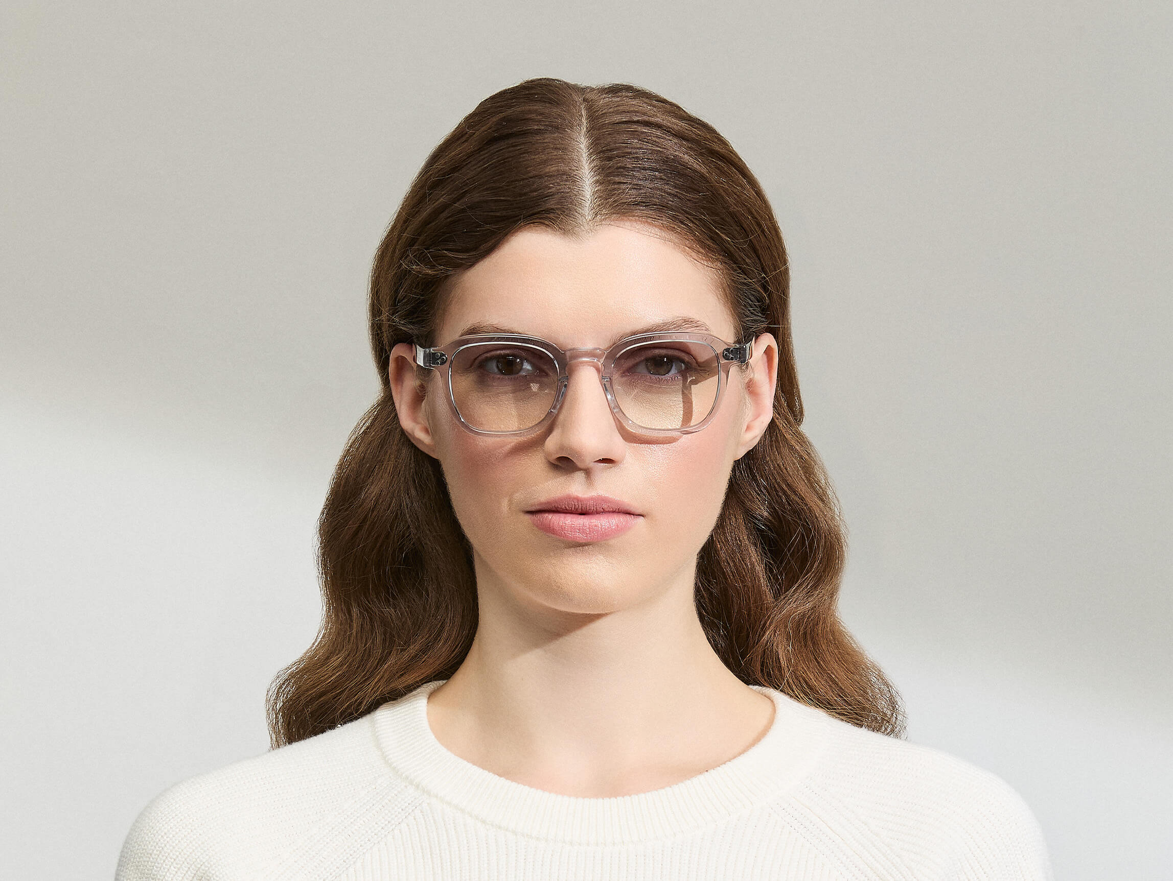 Model trägt Moscot Momza Sun in Größe 49, Farbe Light Grey, Tönung American Grey Fade