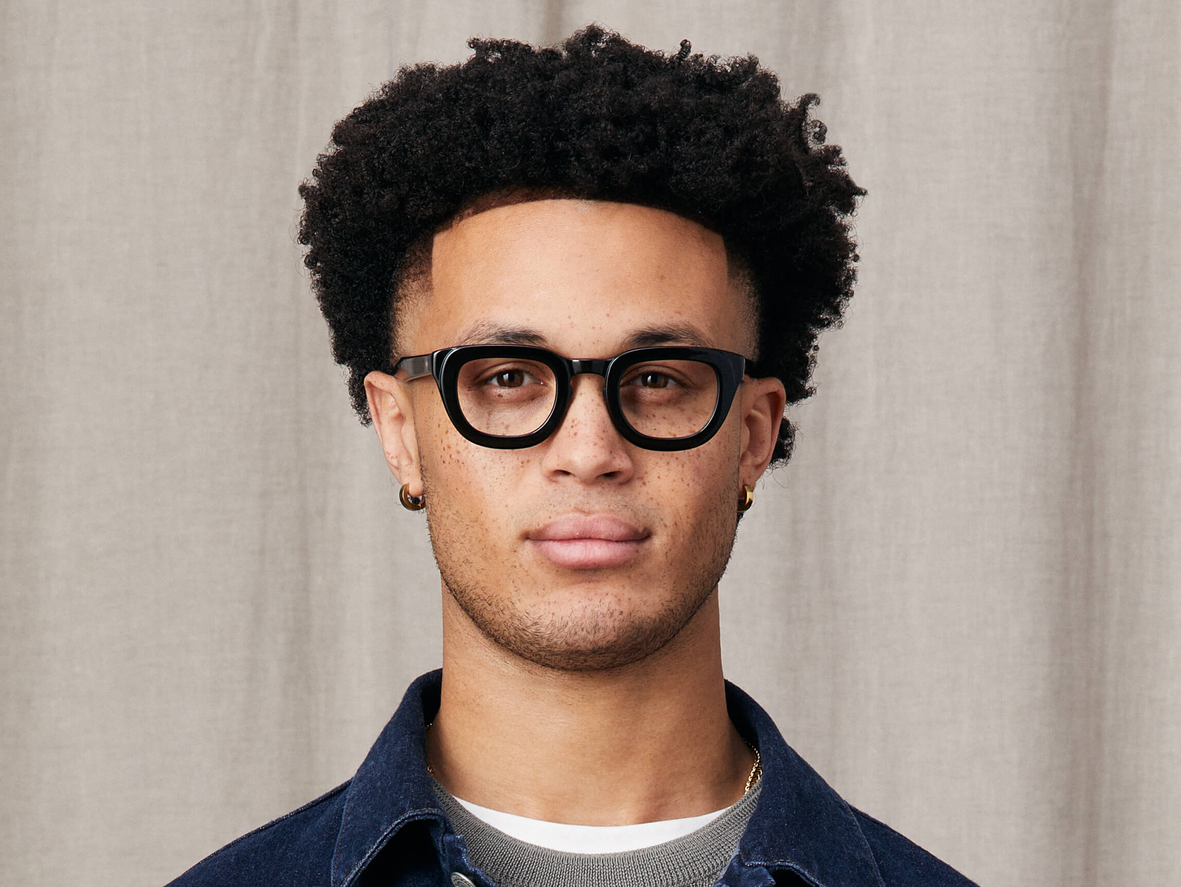 Model trägt Moscot Telena in Größe 44, Farbe Black