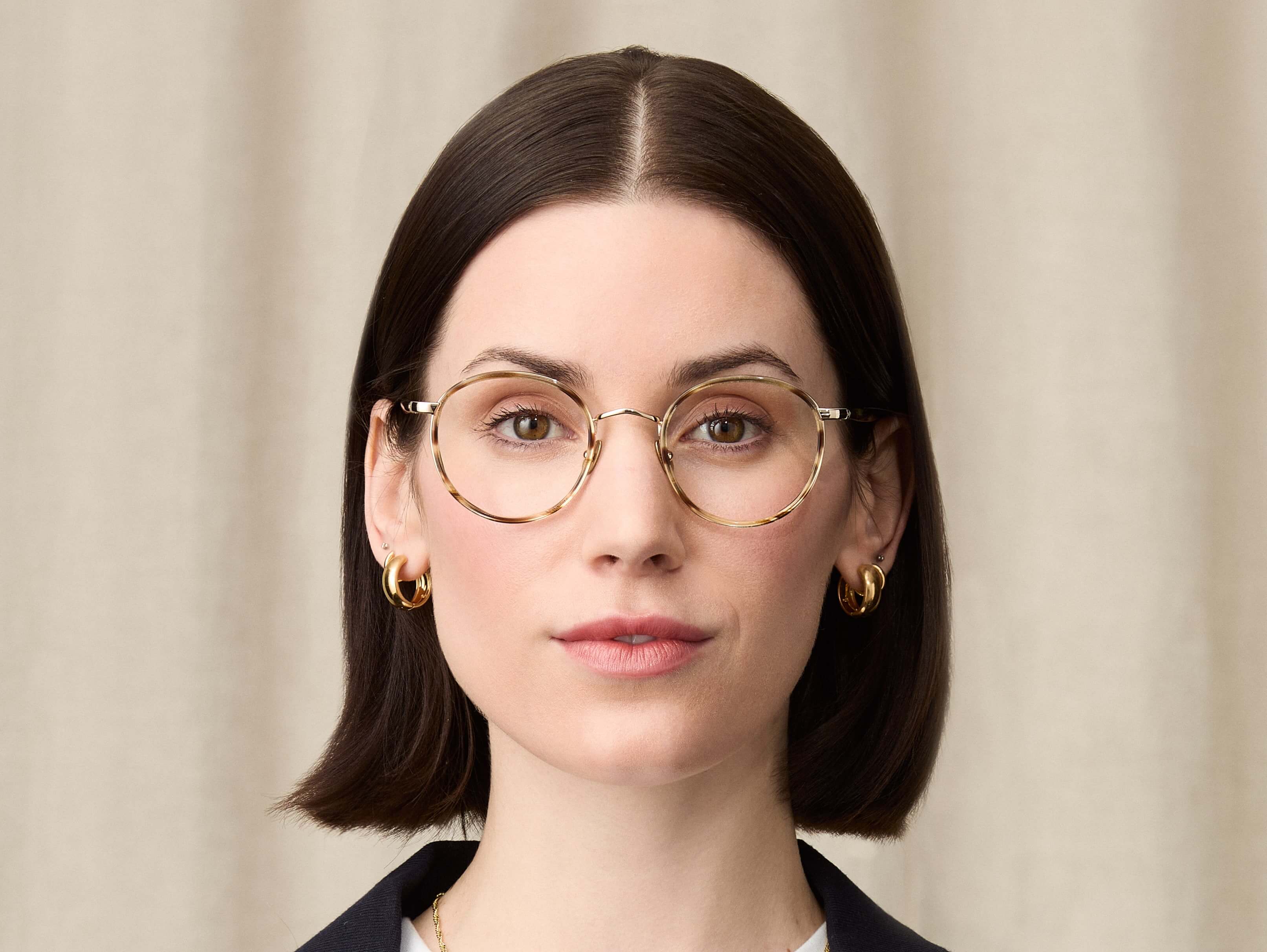 Model trägt Moscot Zev in Größe 49, Farbe Bamboo