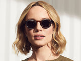 Model trägt Moscot Cliptosh in Größe 46 mit G-15 Gläsern