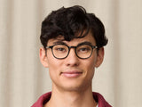 Model trägt Moscot Arthur in Größe 48, Farbe Black