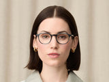 Model trägt Moscot Arthur in Größe 48, Farbe Ink