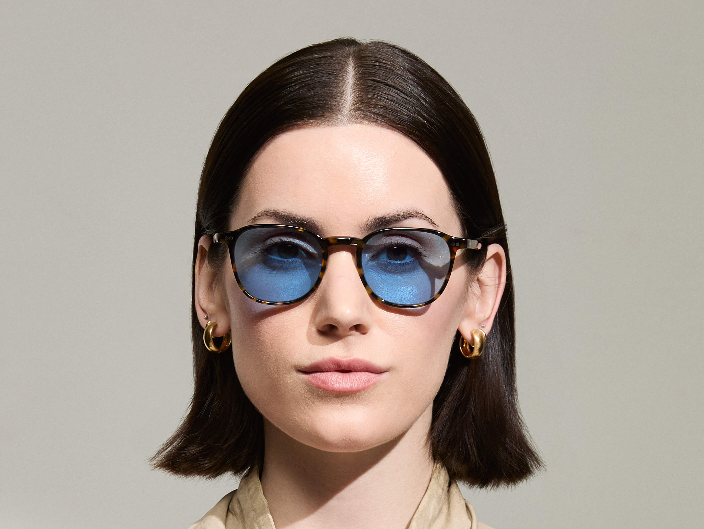 Model trägt Moscot Arthur Sun in Größe 51, Farbe Tortoise, Tönung Celebrity Blue