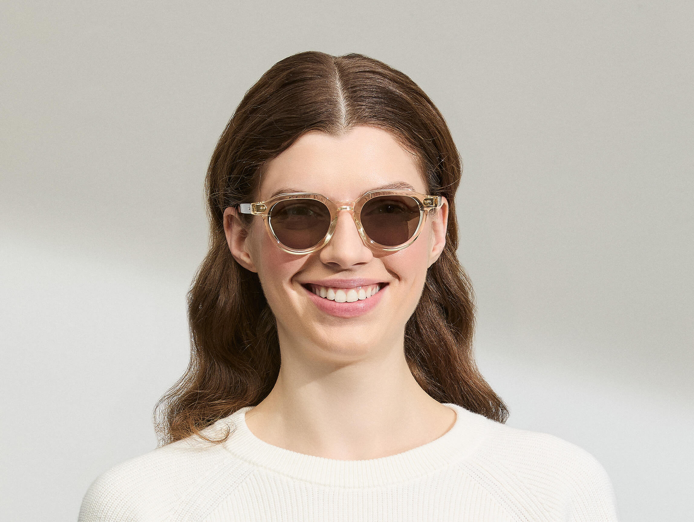 Model trägt Moscot Baitsim Sun in Größe 48, Farbe Flesh/Havana, Tönung G-15