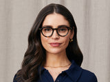 Model trägt Moscot Baitsim in Größe 48, Farbe Tortoise