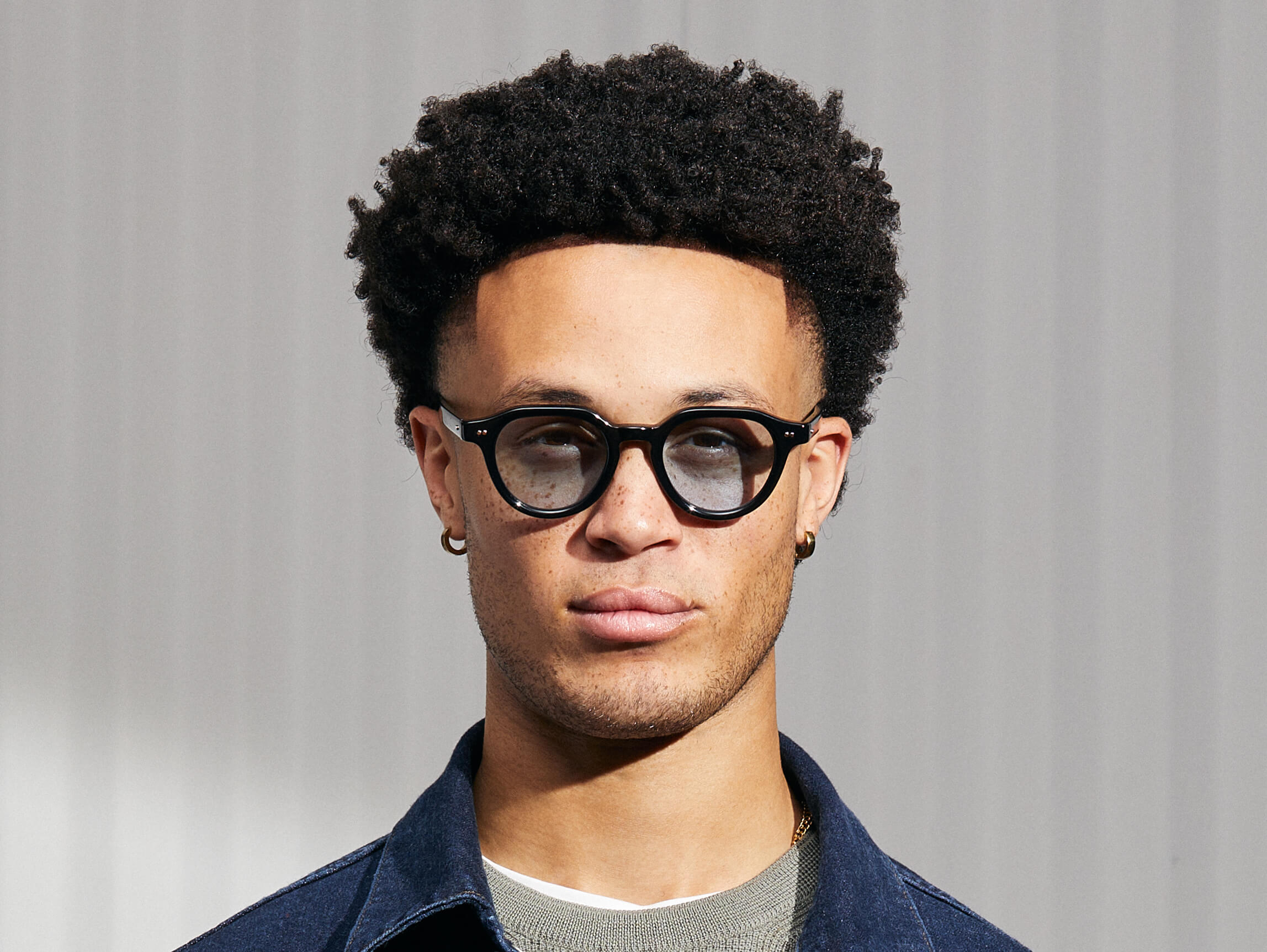 Model trägt Moscot Baitsim Sun in Größe 48, Farbe Black, Tönung Bel Air Blue