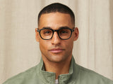 Model trägt Moscot Billik in Größe 50, Farbe Black
