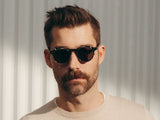 Model trägt Moscot Clipzen in Größe 49, Farbe Gold, G-15 Gläser