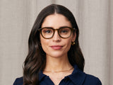 Model trägt Moscot Dahven in Größe 50, Farbe Olive Brown