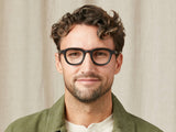 Model trägt Moscot Dahven in Größe 47, Farbe Matte Black