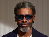 Model trägt Moscot Dahven Sun in Größe 47, Farbe Sapphire, Tönung Celebrity Blue