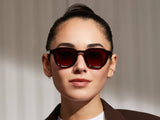 Model trägt Moscot Dahven Sun in Größe 44, Farbe Burgundy, Tönung Cabernet
