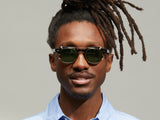 Model trägt Moscot Dolt Clip in Größe 46, Farbe Gold, G-15 Gläser