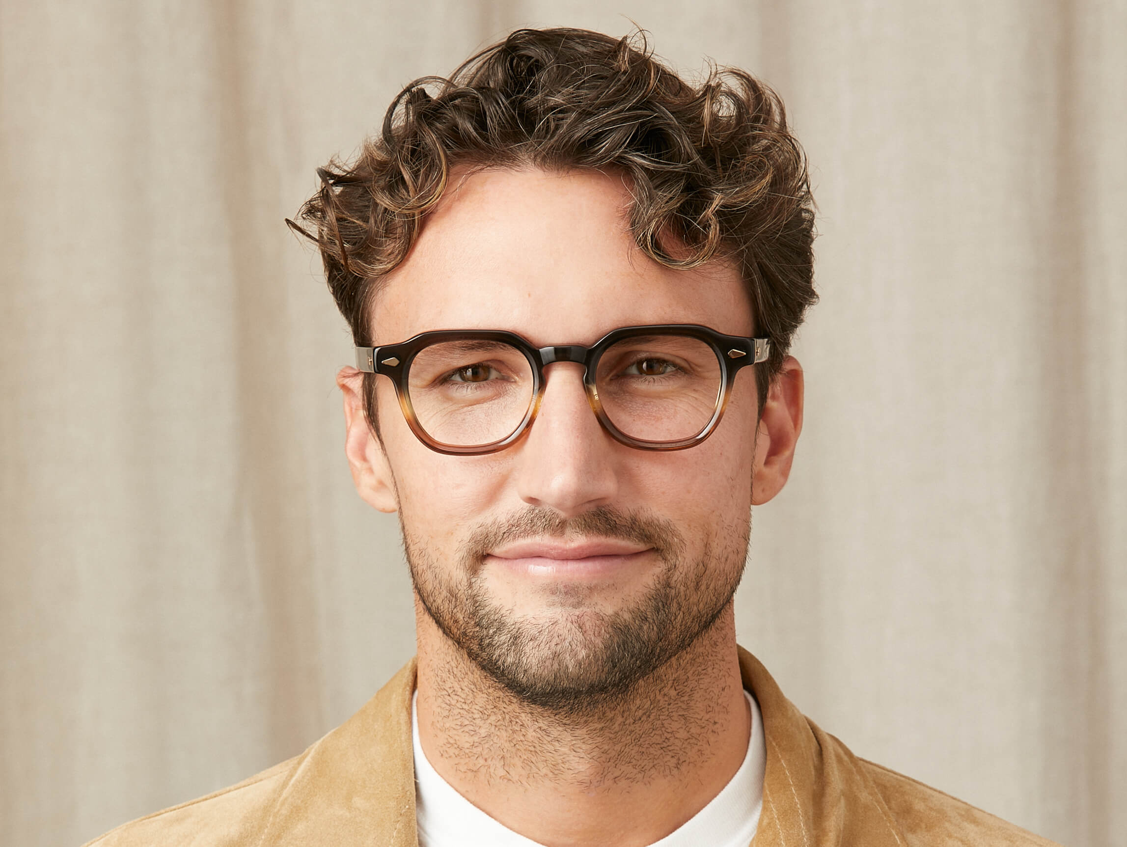 Model trägt Moscot Dolt in Größe 49, Farbe Grey-Brown Fade