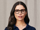 Model trägt Moscot Dolt in Größe 46, Farbe Dark Green