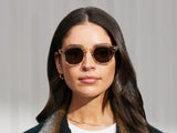 Model trägt Moscot Dolt Sun in Größe 46, Farbe Flesh/Tortoise, G-15 Gläser