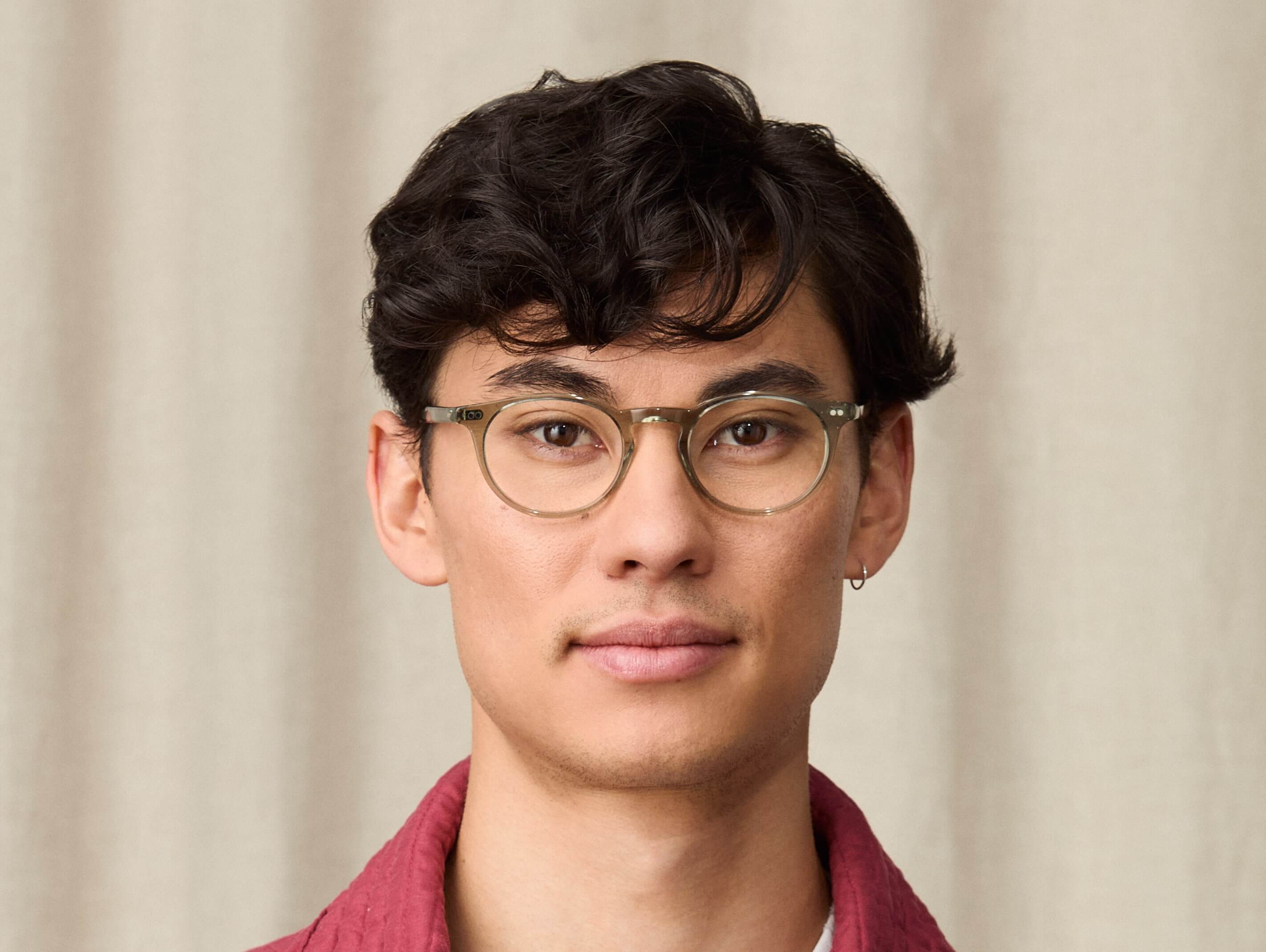 Model trägt Moscot Frankie in Größe 48, Farbe Sage