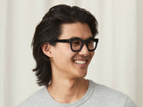 Model trägt Moscot Fritz in Größe 44, Farbe Black