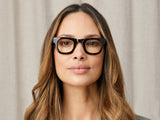 Model trägt Moscot Fritz in Größe 44, Farbe Tortoise/Black