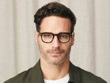 Model trägt Moscot Gelt in Größe 49, Farbe Tortoise