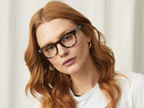 Model trägt Moscot Gelt in Größe 46, Farbe Dark Havana