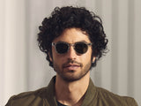 Model trägt Moscot Gelt Sun in Größe 46, Farbe Crystal, G-15 Gläser