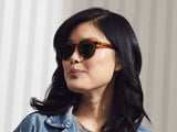 Model trägt Moscot Gelt Sun in Größe 49, Farbe Honey Blonde, Calibar Green Gläser