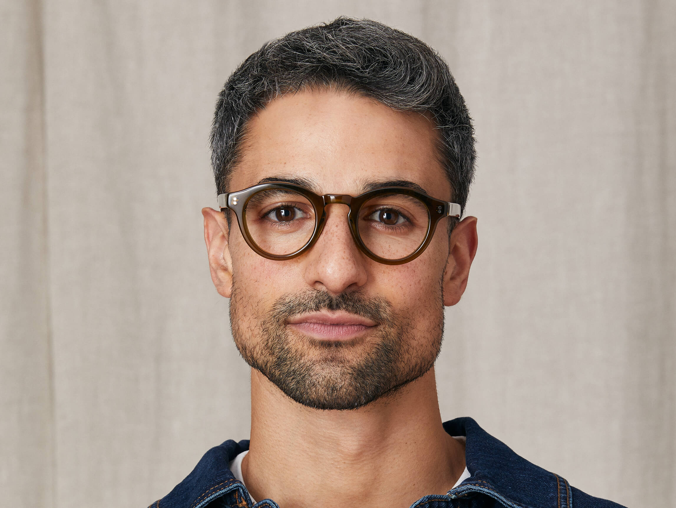 Model trägt Moscot Keppe in Größe 45, Farbe Olive Brown