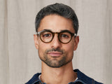 Model trägt Moscot Keppe in Größe 45, Farbe Olive Brown