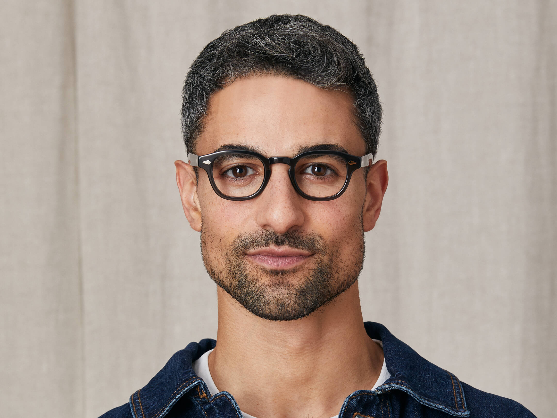 Model trägt Moscot Lemtosh in Größe 44, Farbe Grey