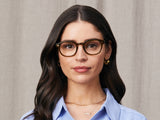 Model trägt Moscot Lemtosh in Größe 49, Farbe Olive Brown