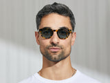 Model trägt Moscot Lemtosh Sun in Größe 46, Farbe Tokyo Tortoise, Mineral Blue Gläser