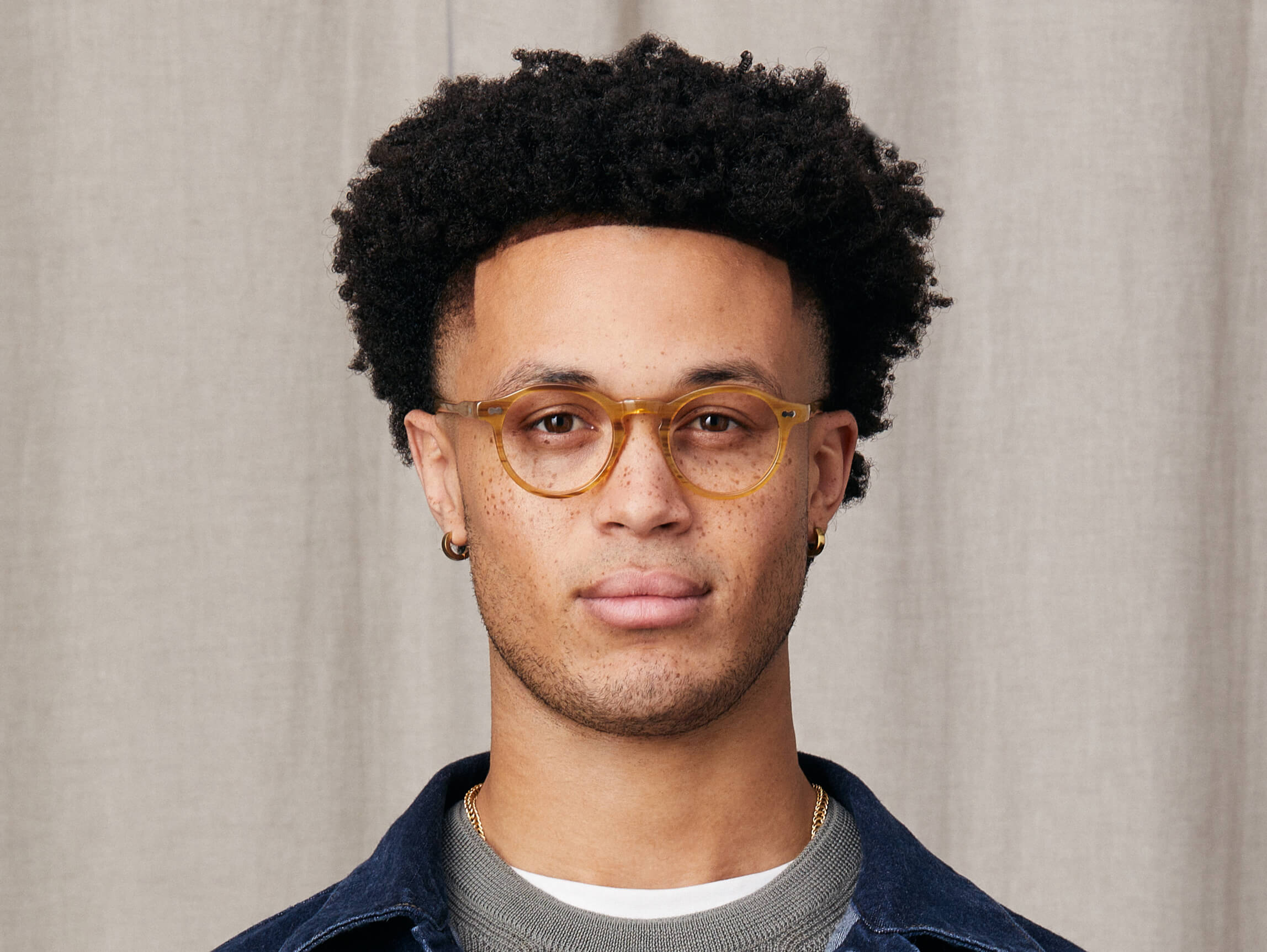 Model trägt Moscot Miltzen in Größe 46, Farbe Blonde