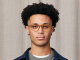 Model trägt Moscot Miltzen in Größe 46, Farbe Blonde
