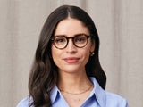 Model trägt Moscot Miltzen in Größe 46, Farbe Tortoise