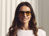 Model trägt Moscot Miltzen in Größe 46, Farbe Black, Tönung Mellow Yellow