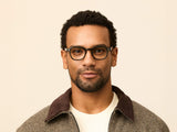Model trägt Moscot Momza in Größe 46, Farbe Dark Green