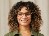 Model trägt Moscot Momza in Größe 49, Farbe Sage
