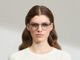Model trägt Moscot Momza Sun in Größe 49, Farbe Light Grey, Tönung American Grey Fade