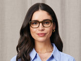 Model trägt Moscot Nebb in Größe 48, Farbe Olive Green