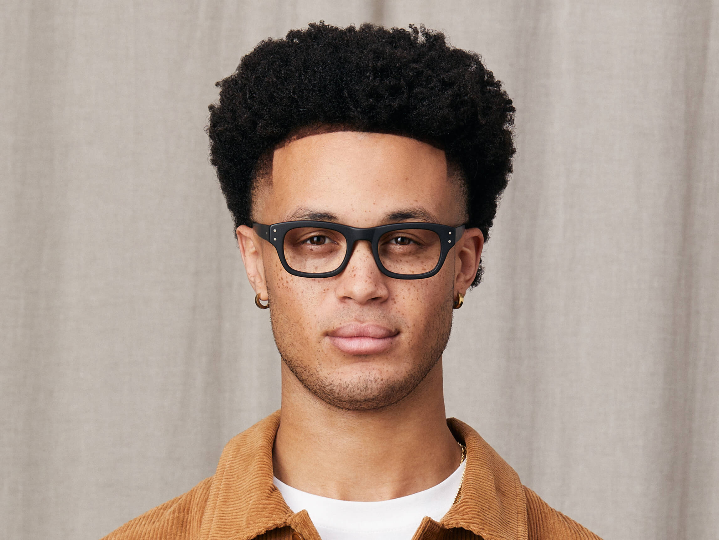 Model trägt Moscot Nebb in Größe 48, Farbe Matte Black