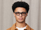 Model trägt Moscot Nebb in Größe 48, Farbe Matte Black