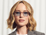 Model trägt Moscot Shindig Sun in Größe 50, Farbe Burnt Rose, Tönung Bel Air Blue